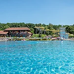 Das Freibad Aquarena Zapfendorf liegt im herrlichen Obermaintal zwischen Bamberg und Bad Staffelstein. Besucher jeden Alters können hier beim Schwimmen, Rutschen, Sonnen und Saunieren sowohl Badespaß als auch Erholung erleben. Besonders beliebt ist natürlich die einzigartige Wasserrutsche mit 120 m Länge.