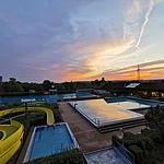 Das Freibad Aquarena Zapfendorf liegt im herrlichen Obermaintal zwischen Bamberg und Bad Staffelstein. Besucher jeden Alters können hier beim Schwimmen, Rutschen, Sonnen und Saunieren sowohl Badespaß als auch Erholung erleben. Besonders beliebt ist natürlich die einzigartige Wasserrutsche mit 120 m Länge.