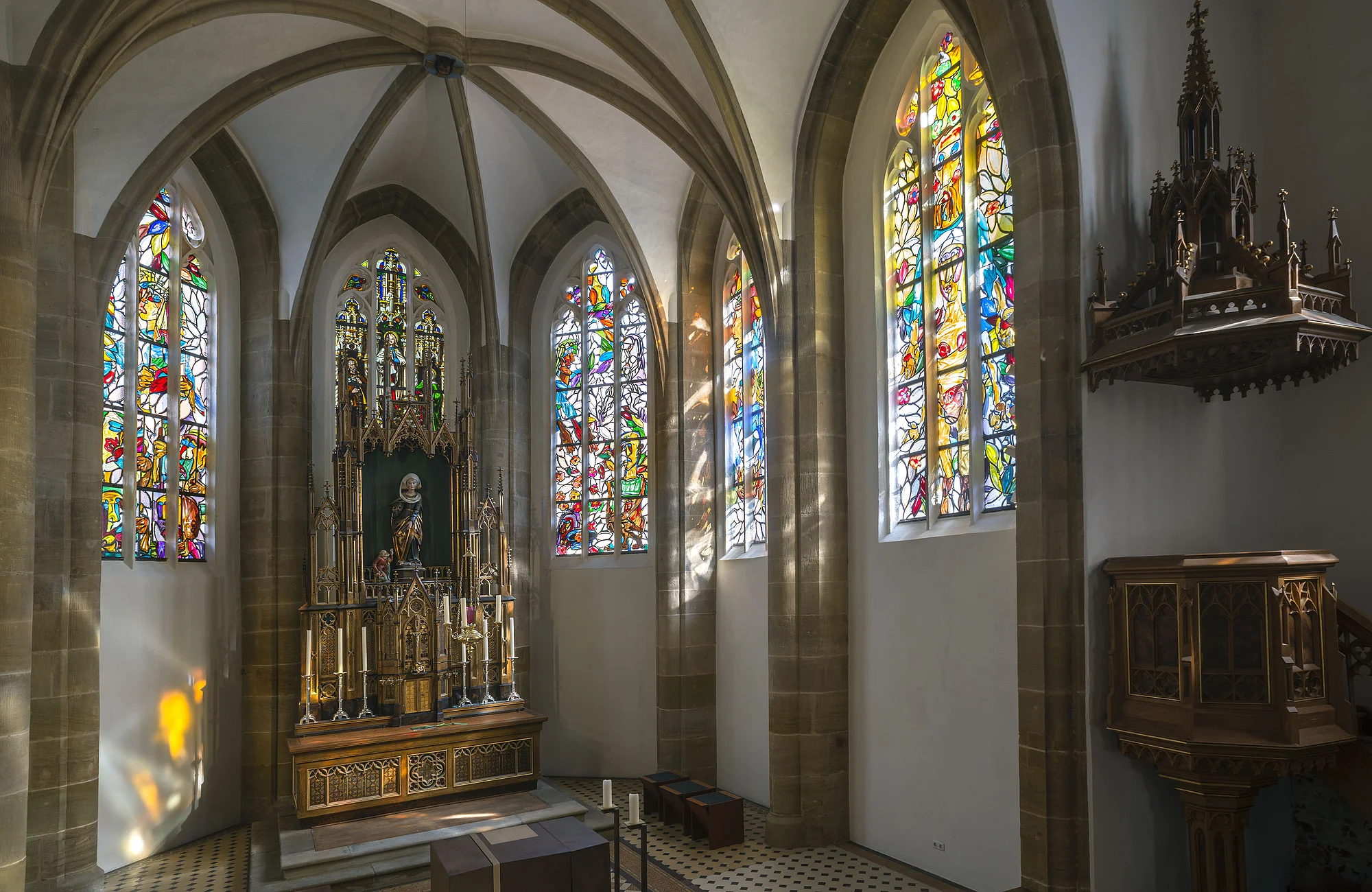 Thema der Fensterentwürfe von Markus Lüpertz sind Szenen aus dem Leben der heiligen Elisabeth, verbunden mit den sieben Werken der Barmherzigkeit aus der Bibel.