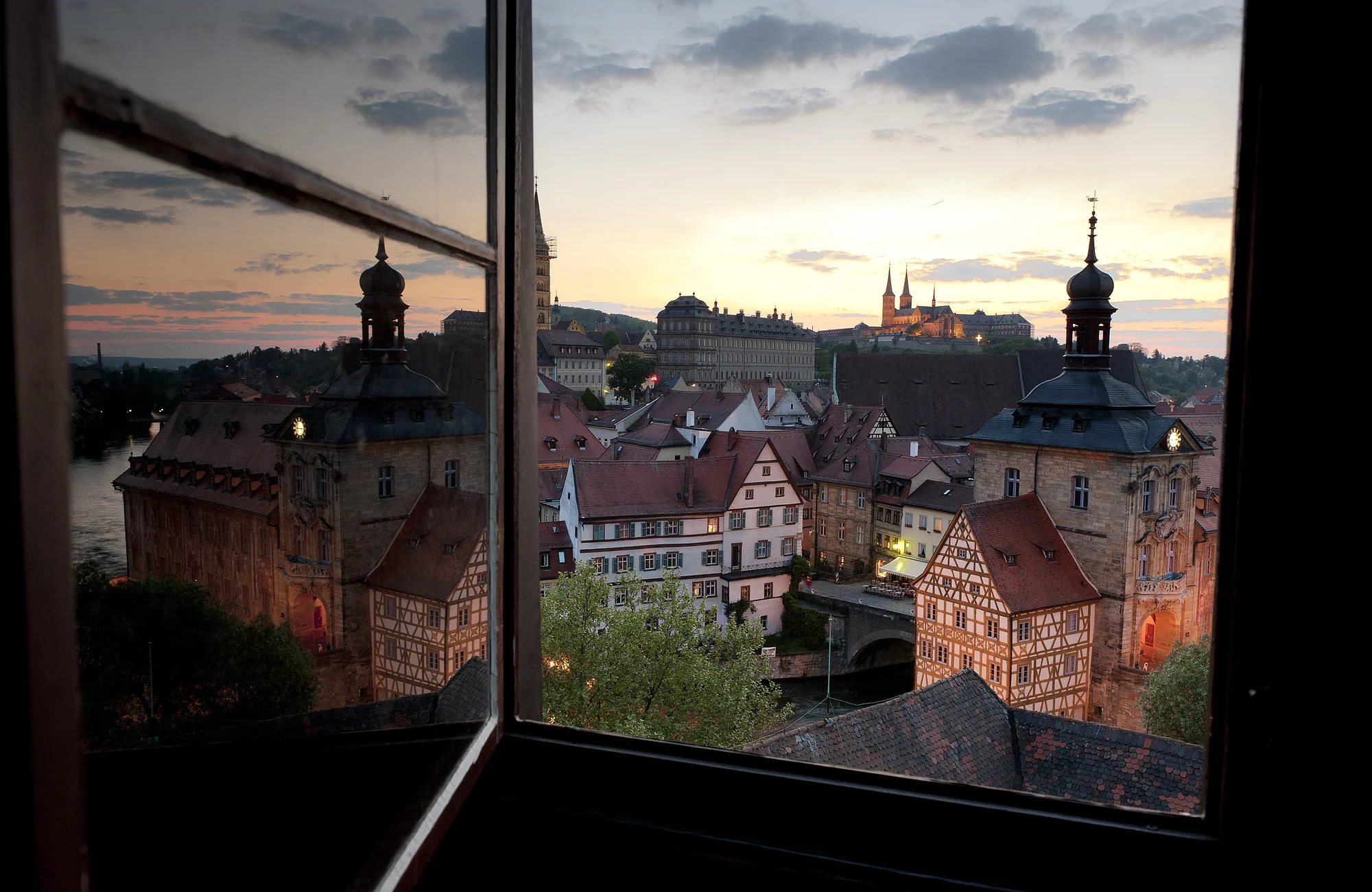 Der Blick vom Turm des Renaissanceschlosses Geyerswörth auf die Bergstadt - Teil des Weltkulturerbes- ist einer der schönsten der Stadt. Vor allem am Abend erstrahlt Bamberg in besonderer Atmosphäre.
