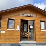 Startpunkt ist das charmante „Milchhäusla“, wo ein Regiomat neben frischer Milch auch leckeres Eis und weitere regionale Köstlichkeiten bereithält.