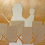 Die Weihnachtskrippe auf einem Wäscheständer wird ergänzt durch ein Wandbild, das auf das Gnadenbild der Maria mit dem Kinde aus der Oberen Pfarre in Bamberg anspielt.d