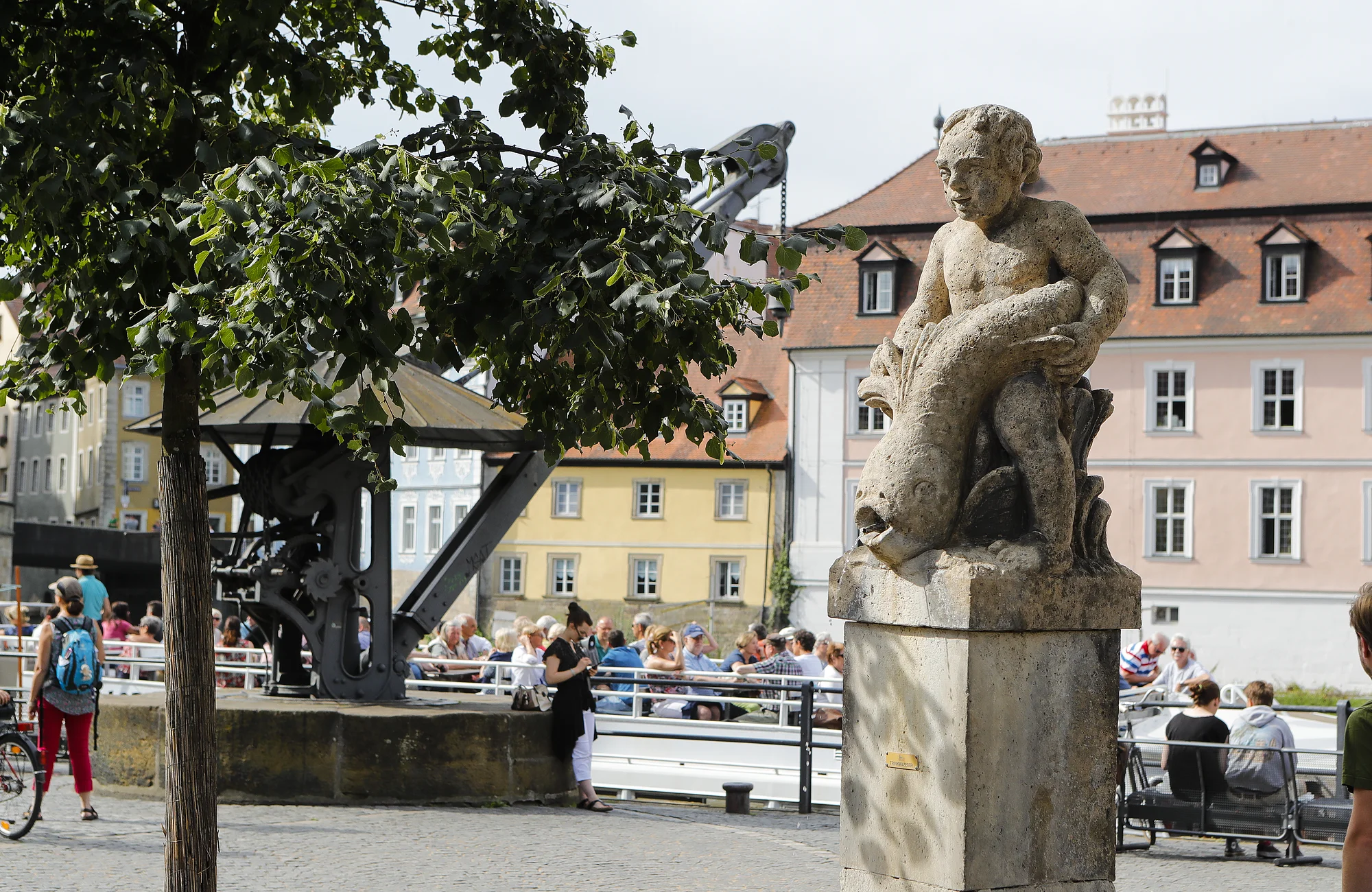 Der Trinkwasserbrunnen am Kranen weist auf die frühere Funktion des dieses Platzes hin  - den Fischmarkt!