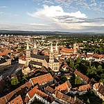 Der Bamberger Dom - im Hintergrund sind ein Teil der Altstadt, die Obere Pfarre sowie die Stephanskirche zu sehen.