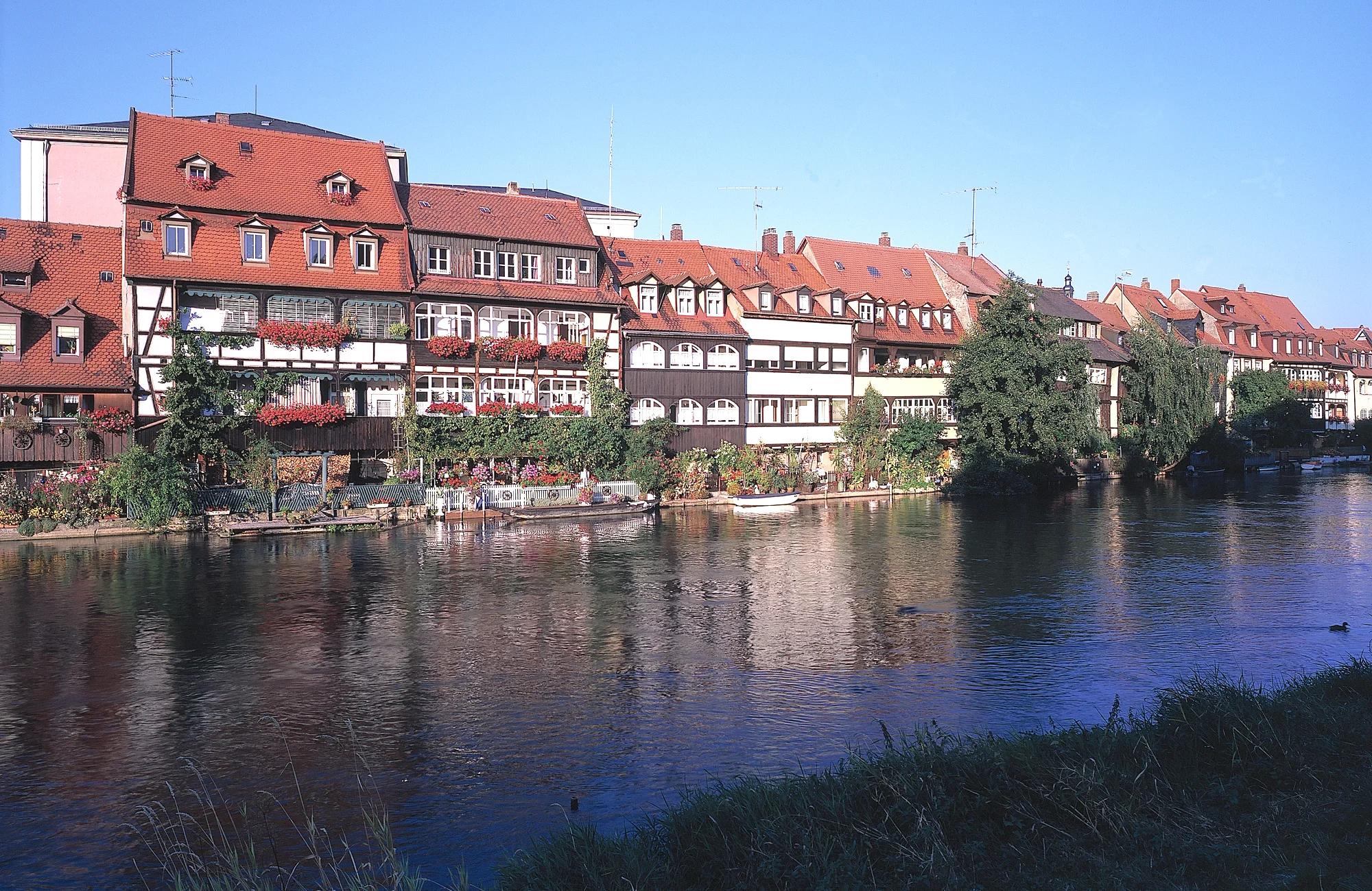 Die ehemalige Fischersiedlung entlang der Regnitz, wird heute "Klein Venedig" genannt. Die hübschen aneinander gereihten Häusern, teilweise aus dem Mittelalter, sehen besonders zur Sandkerwa geschmückt und beleuchtet, reizvoll aus.