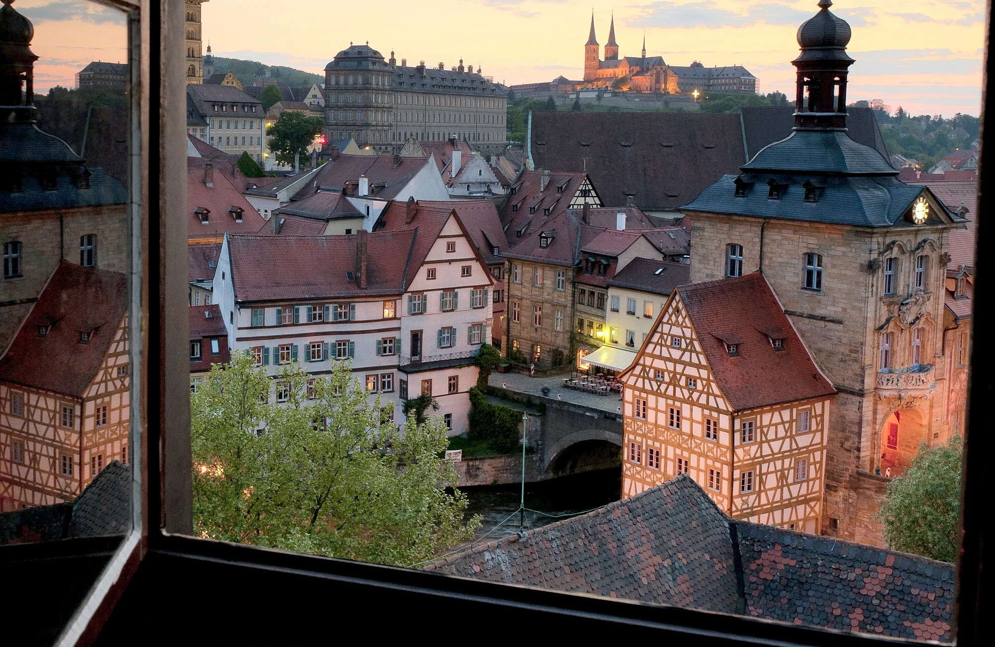 Blick auf die Bamberger Bergstadt durch das Turmfenster am Schloss Geyerswörth.