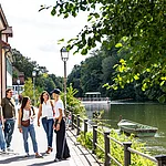 Stadtführungsgruppe an der Schleuse 100