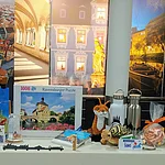 Die Tourist Information in Bamberg bietet nicht nur Informationen und Tickets sondern auch eine Vielzahl an regionalen Leckereien und Souvenirs mit Regionalbezug.