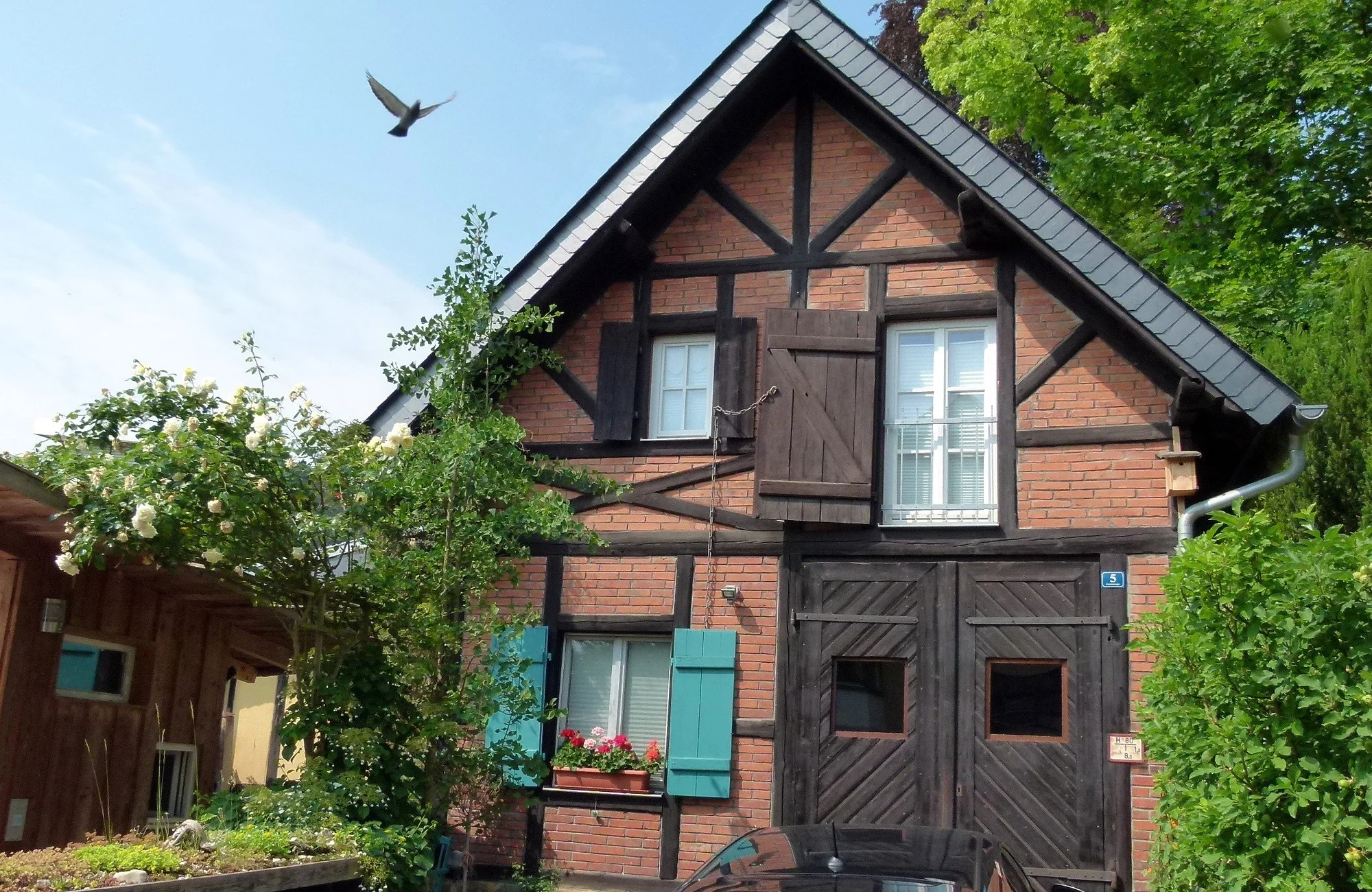 Vorderansicht des historischen Gebäudes