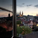 Blick auf die Bamberger Bergstadt durch das Turmfenster am Schloss Geyerswörth.