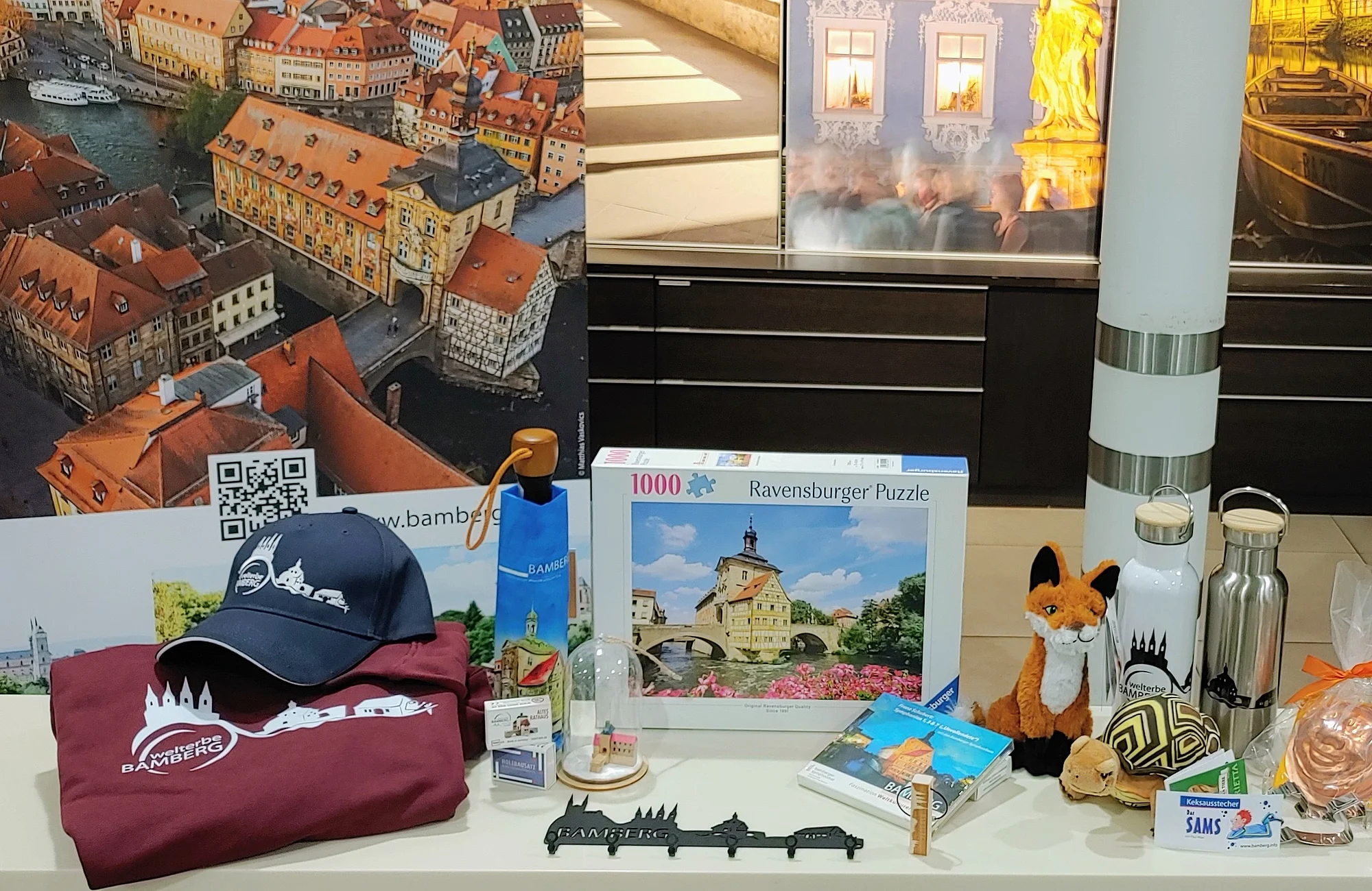 Die Tourist Information in Bamberg bietet nicht nur Informationen und Tickets sondern auch eine Vielzahl an regionalen Leckereien und Souvenirs mit Regionalbezug.