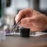 Arbeit mit sorgfältig ausgewählten Perlen und Steinen