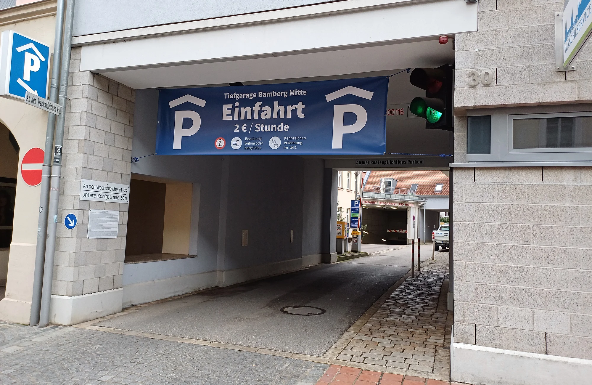 Ein Foto der Einfahrt zur Tiefgarage Bamberg Mitte.