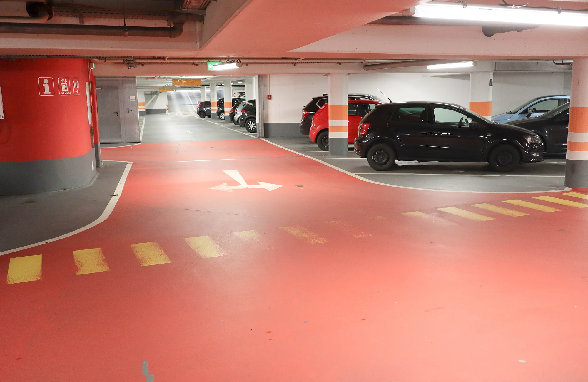 Ein Foto der Tiefgarage Zentrum Nord von innen.