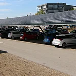 Ein Foto überdachter Autos auf dem Park&Ride Parkplatz Kronacher Straße.