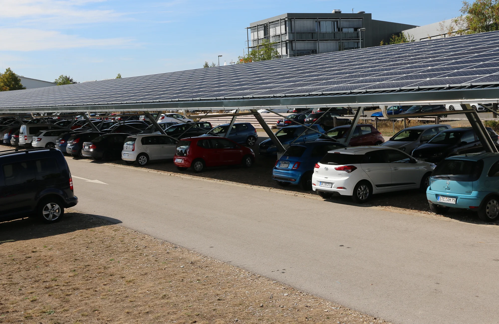 Ein Foto überdachter Autos auf dem Park&Ride Parkplatz Kronacher Straße.