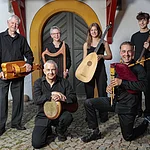 Das Musikensemble Capella Antiqua Bambergensis auf dem sommerlichen Schloß Wernsdorf.