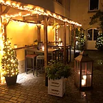 Foto des Außenbereichs des Café Leander Bamberg in weihnachtlicher Beleuchtung.