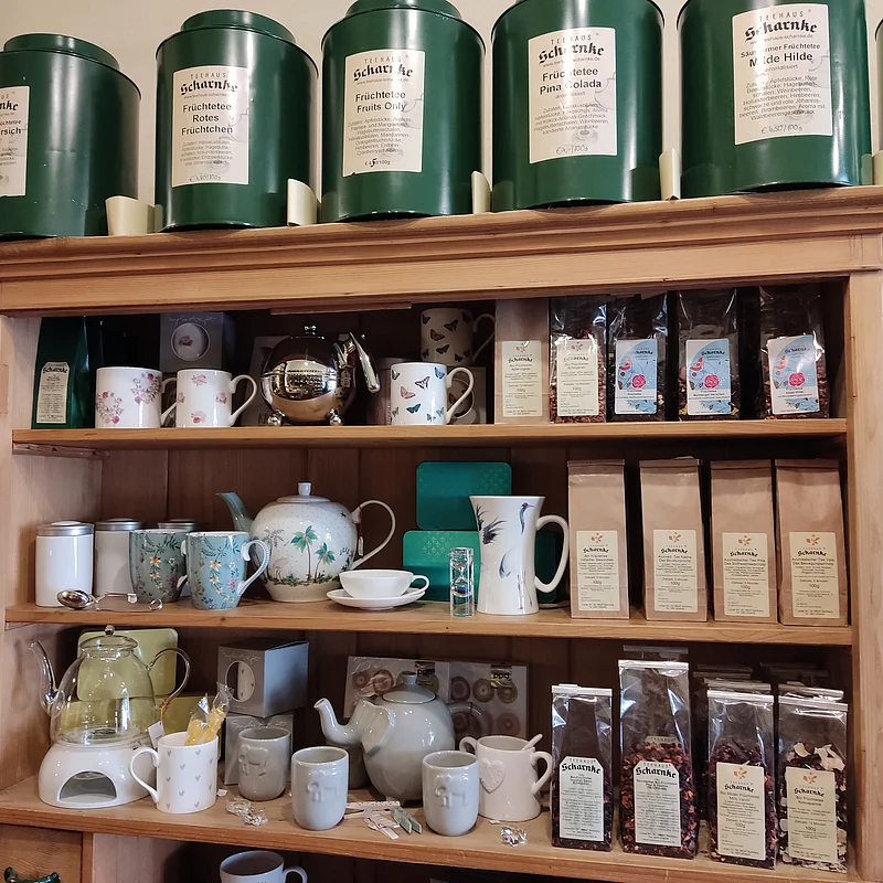 Teehaus Scharnke Regal Ein eingeräumtes Regal im Teehaus Scharnke Bamberg.