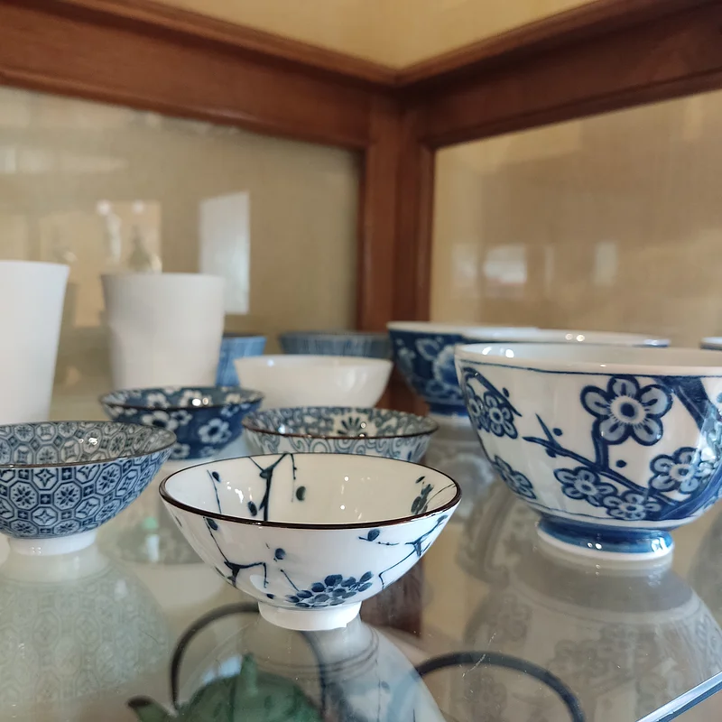 Teehaus Scharnke Geschirr Ein Foto von blau-weißen Schüsseln in einer Vitrine im Teehaus Scharnke Bamberg.