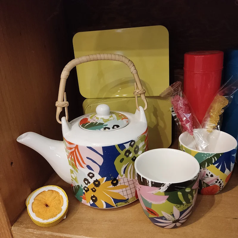 Teehaus Scharnke Teekanne Foto einer Teekanne mit bunten Muster und passenden Tassen im Teehaus Scharnke Bamberg.