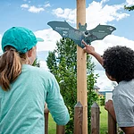 Zwei Kinder betrachten ein Info-Schild auf dem Fledermausweg zwischen Viereth und Unterhaidt.