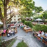 Foto des belebten Biergartens Kundmüller.