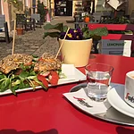 Foto eines Bagels mit Kaffee, der im Cafe Leander Bamberg serviert wird.