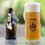 Ein gefüllter Bierkrug mit Aufschrift des Hotel Brauerei Gasthof Höhn.