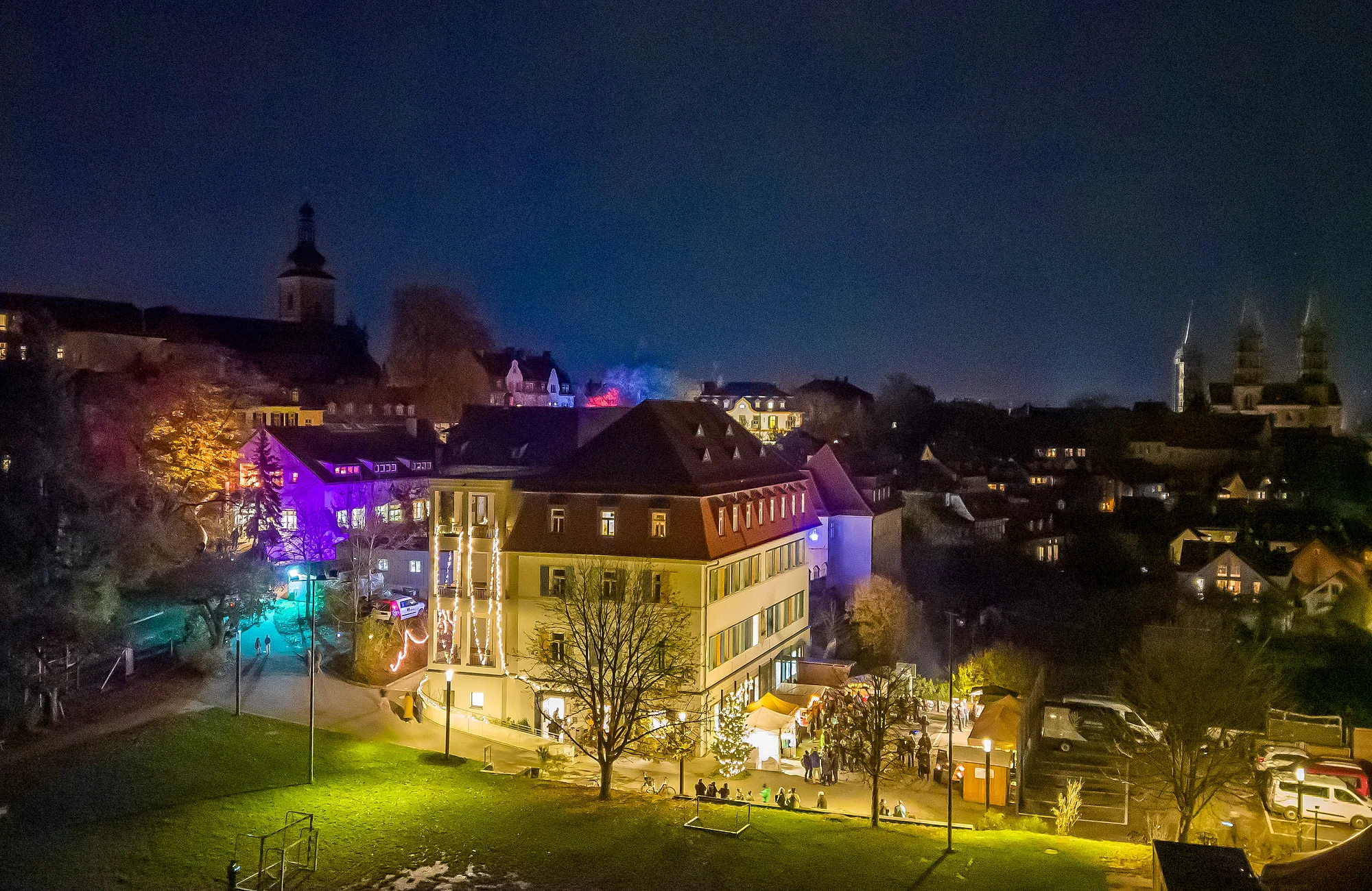 Don Bosco Weihnachtsmarkt Eine Ansicht des Don Bosco Winterzaubers von oben.