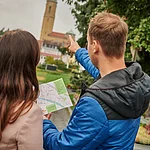 Zwei Personen entdecken die Gärtnerstadt in Bamberg.