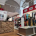 Ein Foto vom Innenleben des Ladens Hinz Mode und Waffen in Bamberg.