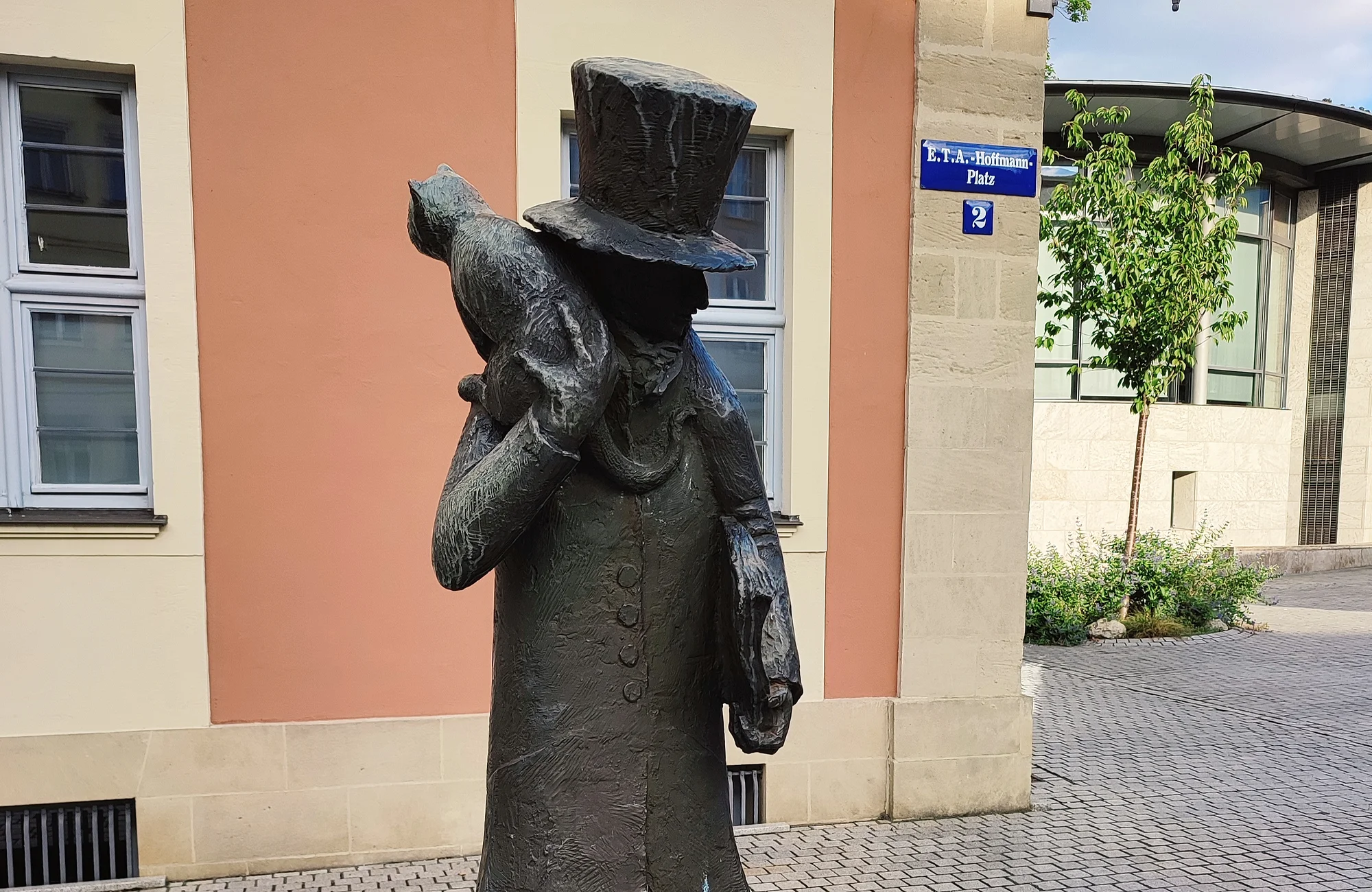 Die E.T.A. Hoffmann Statue direkt neben dem ETA Hoffmann Theater