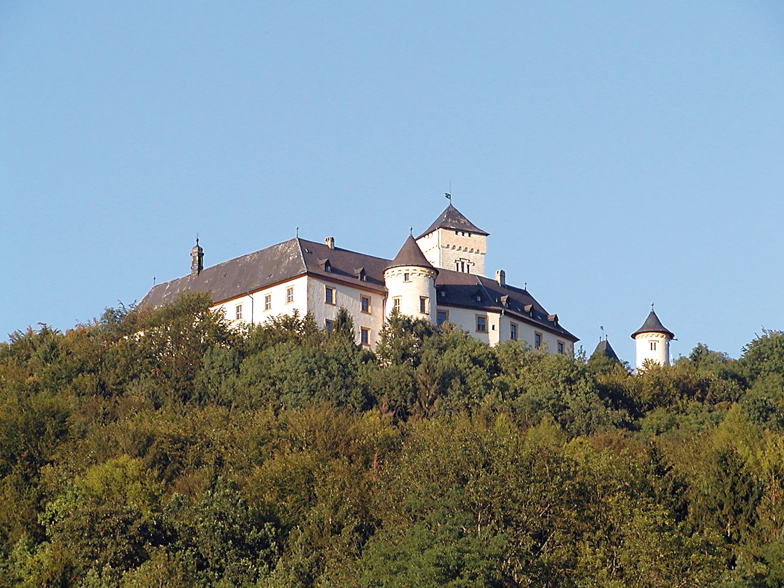 Schloss Greifenstein Schloss Greifenstein, im Besitz des Grafen Schenk von Stauffenberg, thront hoch auf einem Felsen über dem Markt Heiligenstadt in der Fränkischen Schweiz.