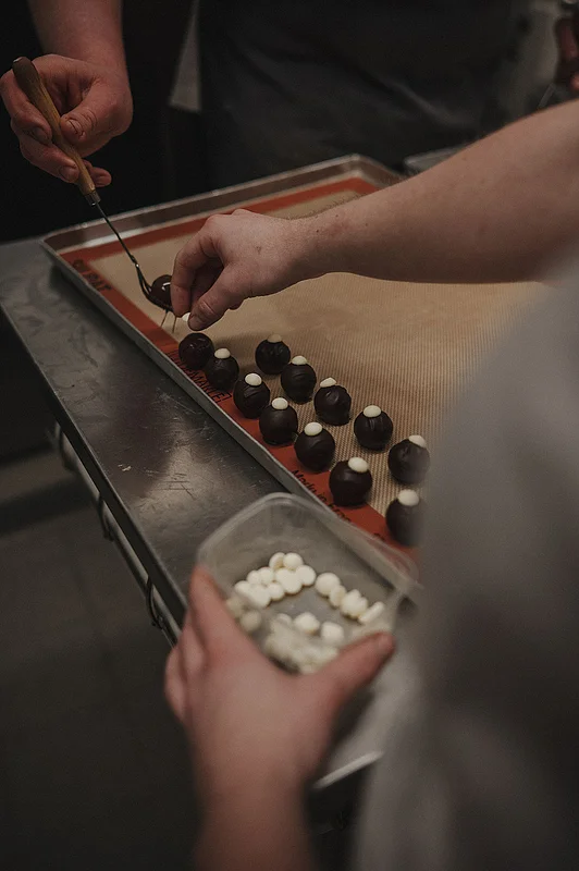 Herstellung der Rauchbiertrüffel-Pralinen im Café am Dom
