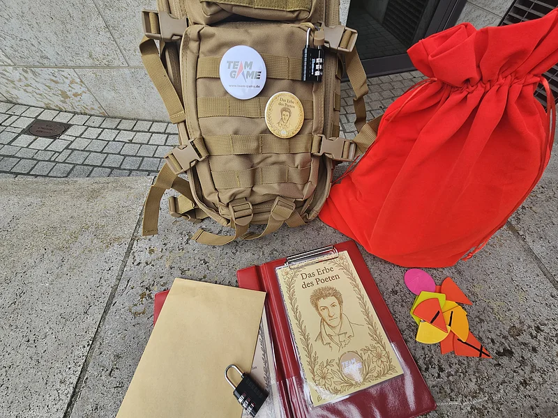 Auf den Spuren des Romantikers E.T.A. Hoffmann begeben sich die Teilnehmenden auf eine außergewöhnliche Rätseltour durch die historische Altstadt Bambergs. "Die Spur des Kater Murr“ verbindet Stadtbesichtigung, Kultur und abwechslungsreiche Rätsel zu einem einmaligen Erlebnis. Ausgestattet mit einem interaktiven Rätsel-Rucksack erkunden die Gruppen mehrere Stationen, die eng mit Hoffmanns Leben und Werk verbunden sind. Dabei gilt es, Codes zu knacken, Hinweise zu kombinieren und die literarische Welt Hoffmanns auf interaktive Weise zu erleben.