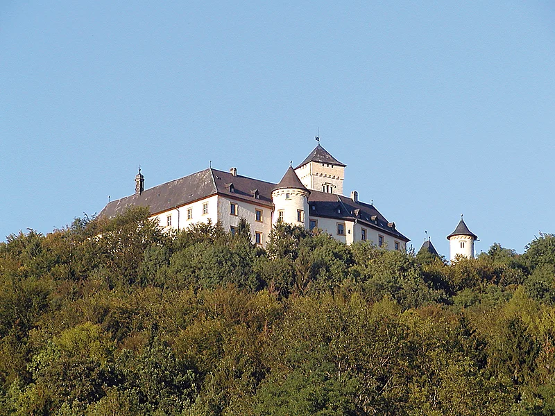 Schloss Greifenstein, im Besitz des Grafen Schenk von Stauffenberg, thront hoch auf einem Felsen über dem  Markt Heiligenstadt in der Fränkischen Schweiz.