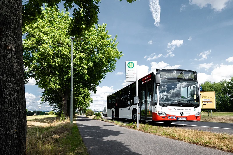 Der Stadtbus aus Bamberg ist auf dem Weg zu Schloss Seehof in Memmelsdorf