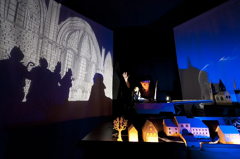 Szene im Schattentheater