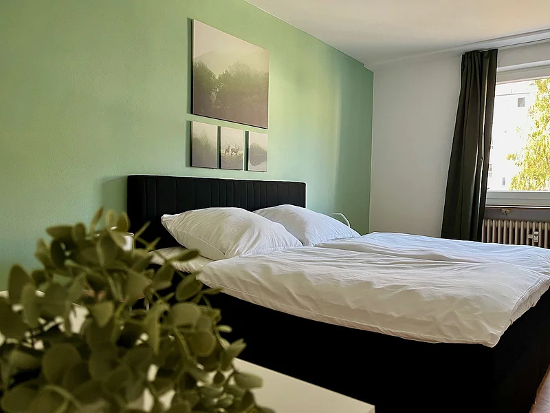 Modernes Schlafzimmer der Ferienwohnung in Bamberg mit komfortablem Doppelbett und heller Atmosphäre. Geeignet für Gruppen und Familien mit bis zu 6 Personen.