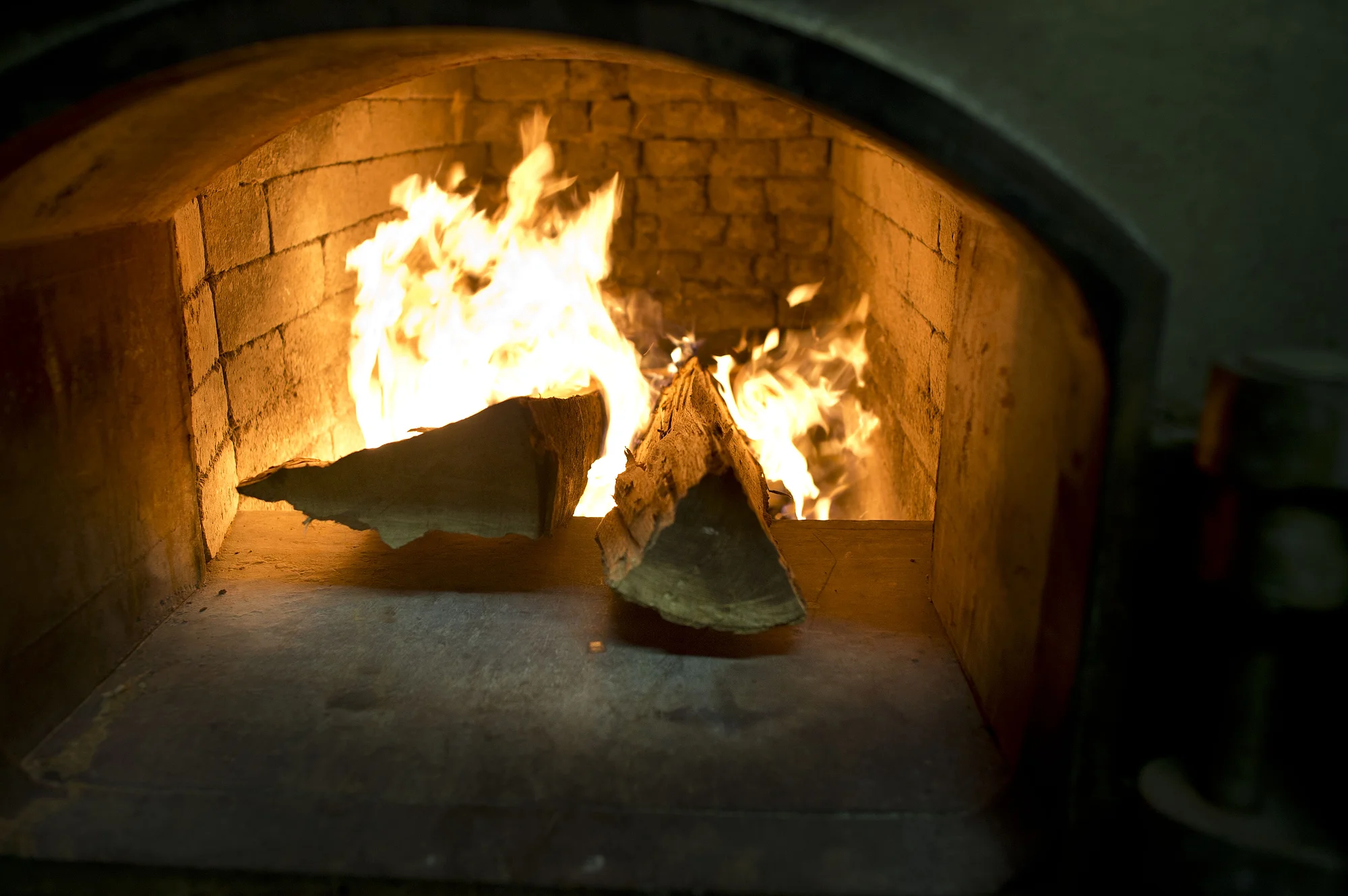 Buchenholz-Feuer zur traditionellen Rauchmalzherstellung Buchenholz-Feuer zur traditionellen Rauchmalzherstellung