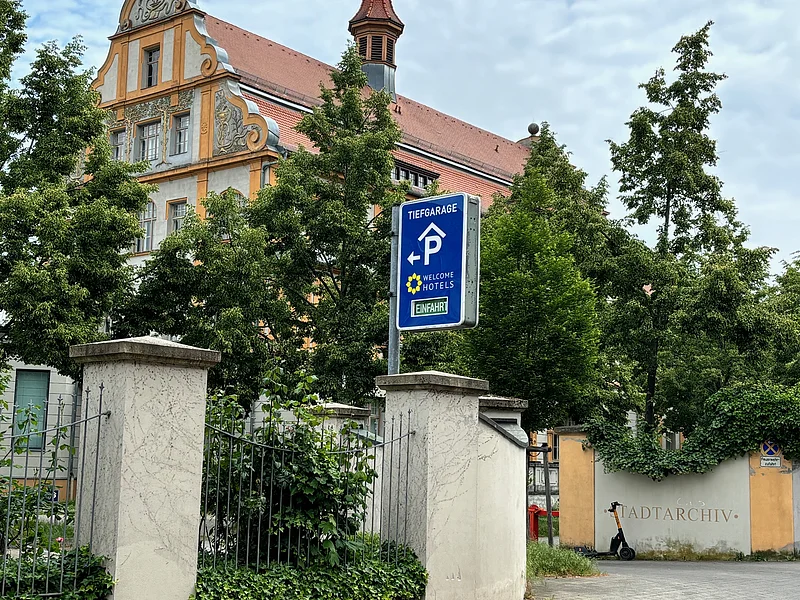 Ein Foto der Ausschilderung zur Tiefgarage des Hotel Residenzschloss Bamberg.