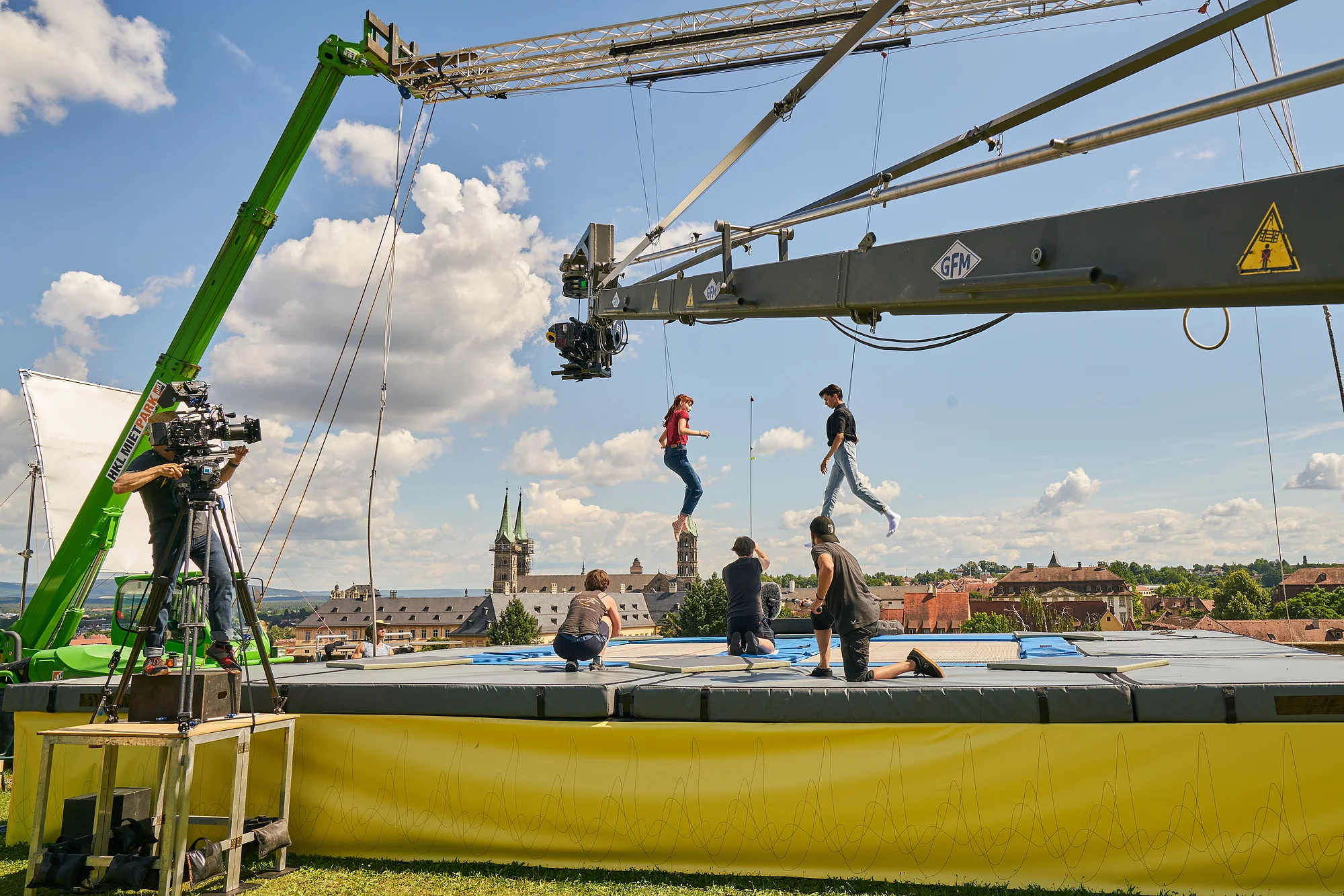 Dreharbeiten am Film "Die Schule der magischen Tiere 2" Der Film "Die Schule der magischen Tiere 2" wurde zum Teil in BAmberg gedreht. Hier springen zwei der Hauptdarsteller auif einem riesen Trampolin auf dem Michelsberg.