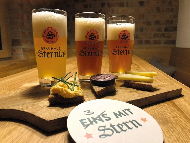 Drei Bierkrüge im Brauhause Sternla.