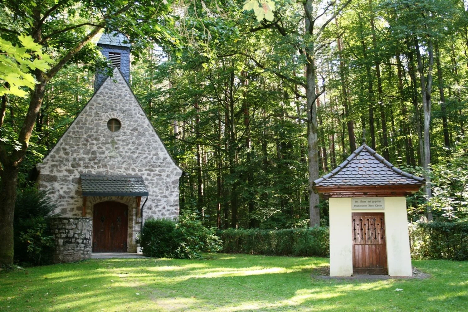 St. Anna Kapelle in Schönbrunn i. Steigerwald Liegt im Tal der Rauhen Ebrach