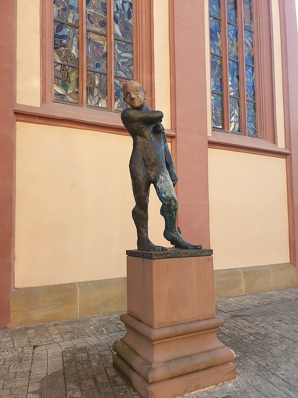 Die Skulptur „Apoll“, eines der archaischen, auf klassische Motive zurückgehenden Werke des viel diskutierten deutschen Künstlers Markus Lüpertz, hat seinen Platz neben dem Chor der Elisabethenkirche gefunden.
