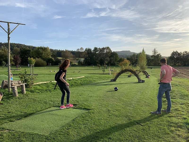Fußballgolf ist eine neue Sportart für jeden ab 4 Jahren bis ins hohe Alter. Fußballer / Fußballerinnen sind hier nicht unbedingt im Vorteil. Die große 18-Loch-Anlage mit einer Gesamtbahnlänge von ca. 1350 m liegt am Fuße von Vierzehnheiligen oberhalb von Grundfeld mitten im schönen Maintal zwischen Bad Staffelstein und Lichtenfels.