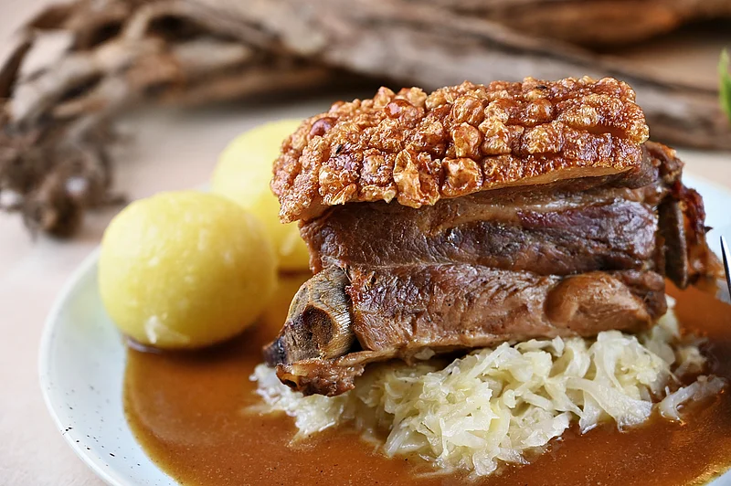 Gefüllter Teller im Hotel Brauerei Gasthof Höhn.