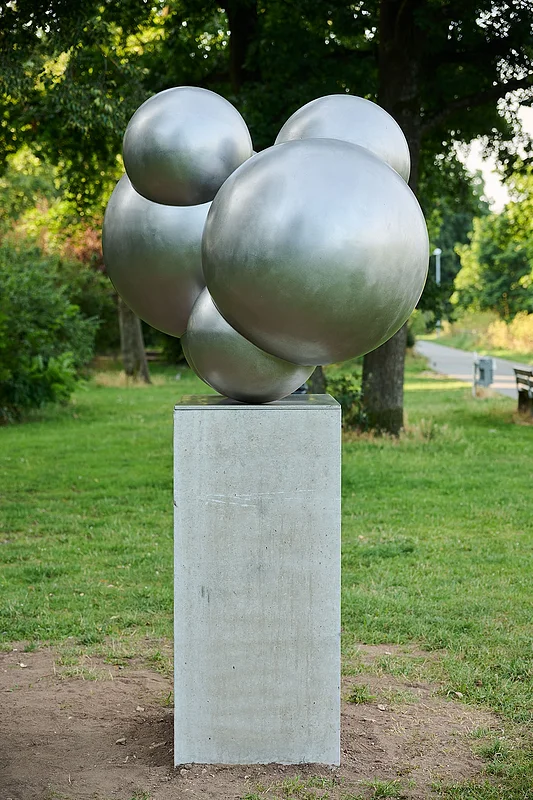 Die Edelstahlfigur der Nürnberger Künstlerin Michaela Briet steht seit 2024 am Adenauerufer in Bamberg und ist Teil des Projekts „Kunstbegegnungen am Kanal“ der Kanalroute des RegnitzRadwegs.