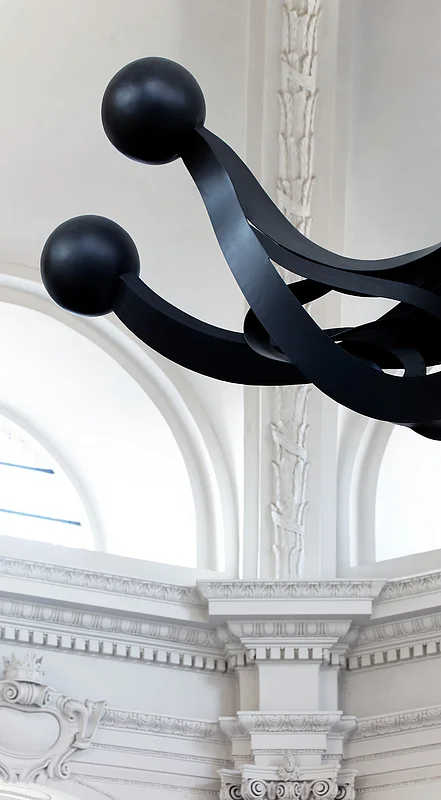 Der aus Portugal stammende Künstler Rui Chafes schuf mit „Stärker als der Tod“ eine zweiteilige Skulptur, die Bamberg und Villach verbindet. Ein Teil des Werks befindet sich in der evangelischen Stephanskirche, der andere in der Stadtkirche Villach.